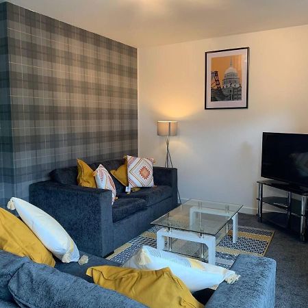 Modern 2 Bedroom Flat With Free Parking In Cambuslang, Glasgow Bagian luar foto