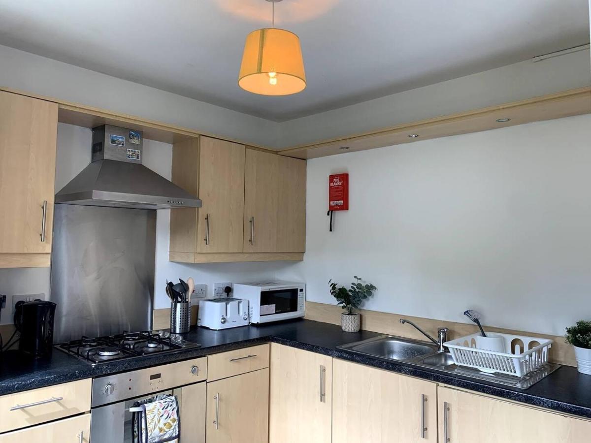 Modern 2 Bedroom Flat With Free Parking In Cambuslang, Glasgow Bagian luar foto