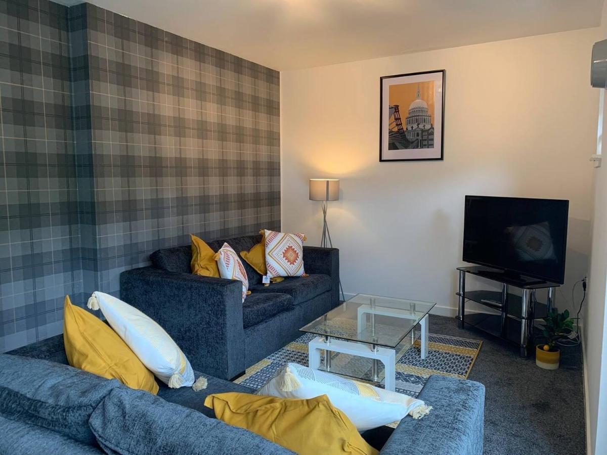 Modern 2 Bedroom Flat With Free Parking In Cambuslang, Glasgow Bagian luar foto