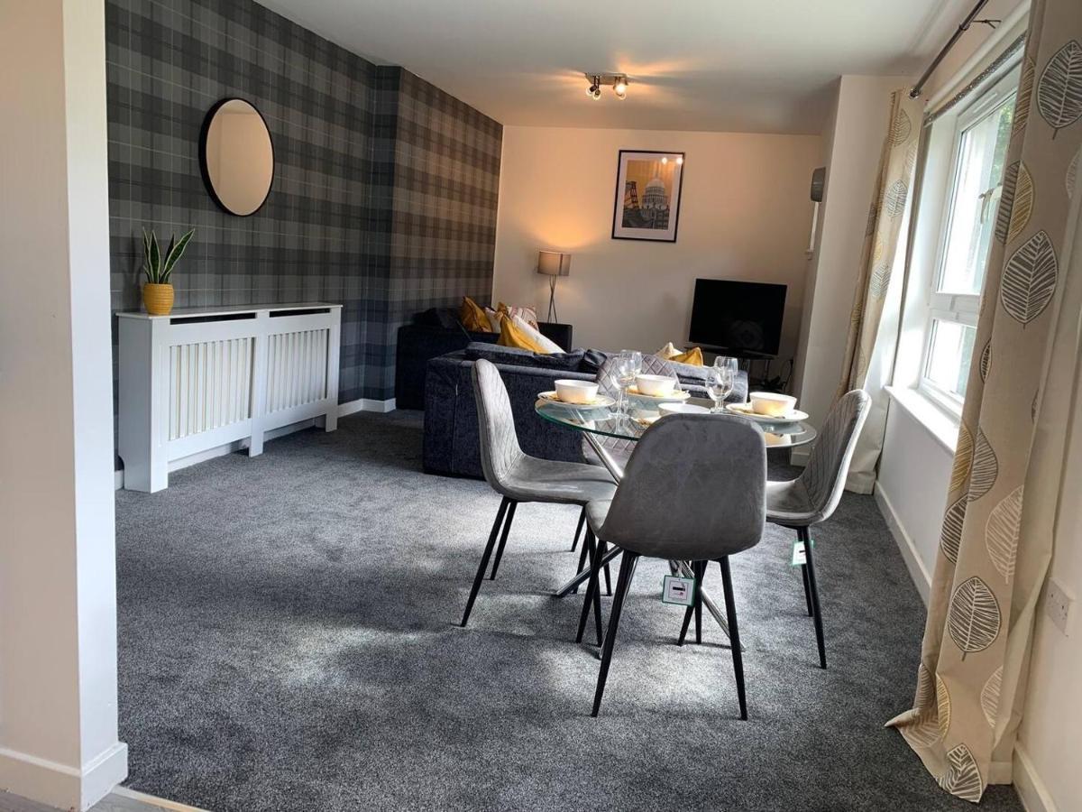 Modern 2 Bedroom Flat With Free Parking In Cambuslang, Glasgow Bagian luar foto