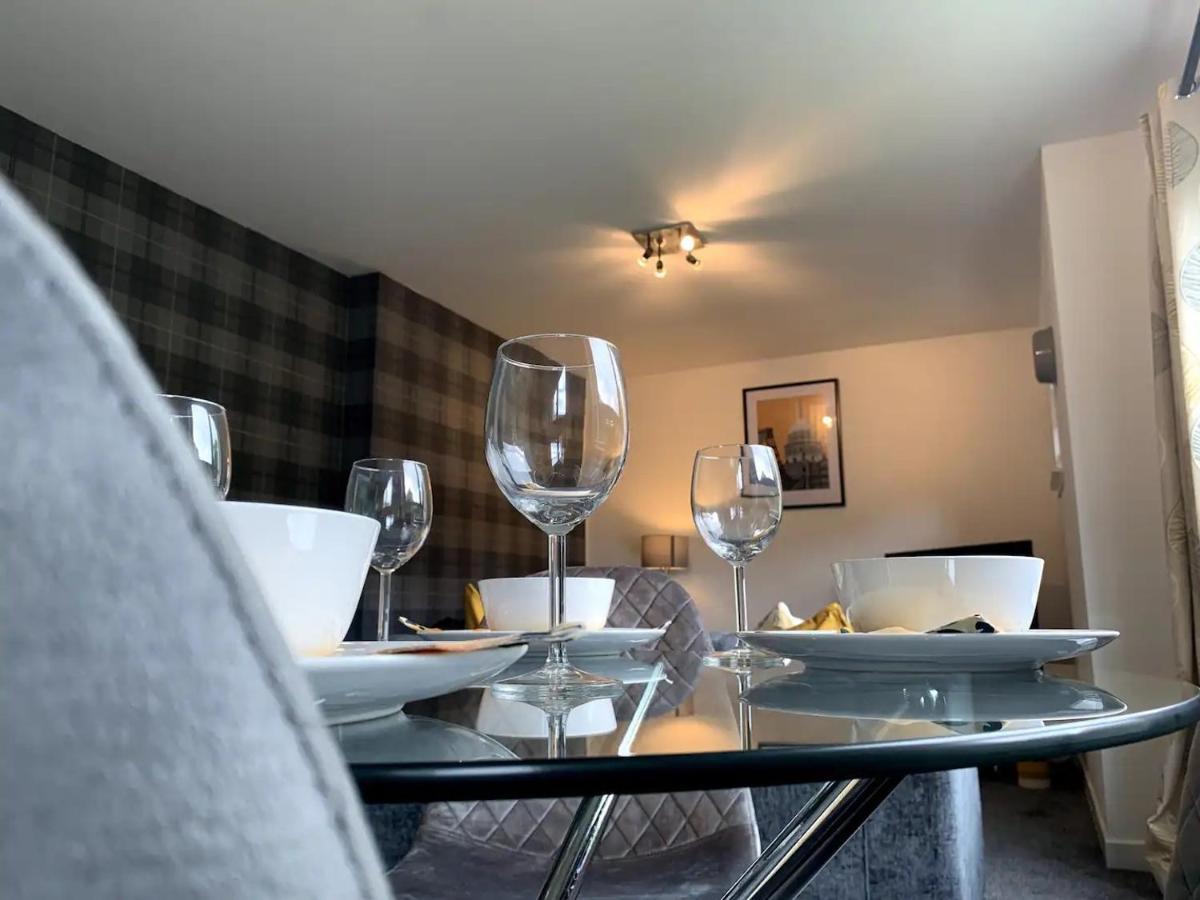 Modern 2 Bedroom Flat With Free Parking In Cambuslang, Glasgow Bagian luar foto